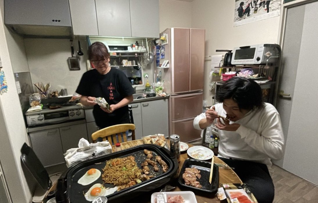 M866style's tweet photo. 一般家庭の暮らしの感覚がなくて、この歳になってその時間の大事さに気がつく
昔から家族揃ってご飯ってあんまなくて1人で食��てたときのほうが多かったなぁ
最近みんなで一緒に食べたり語ったりする些細な出来事に感動する🥺
寄り添ってくれる人達に感謝😭🙏
人に頼ることが苦手で溜め込みすぎてたな https://t.co/bQUbqYcISb