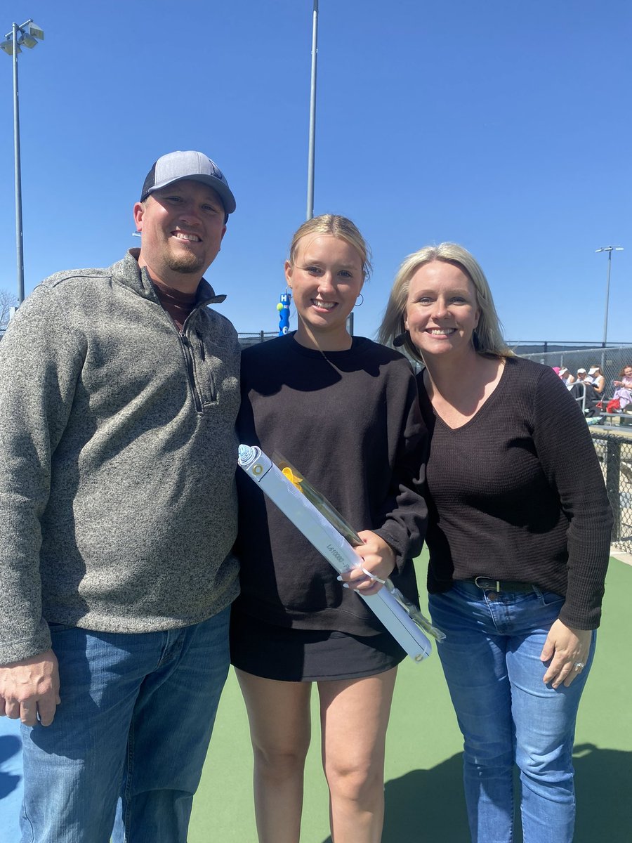 Here is a few more pics of senior night! 🎾