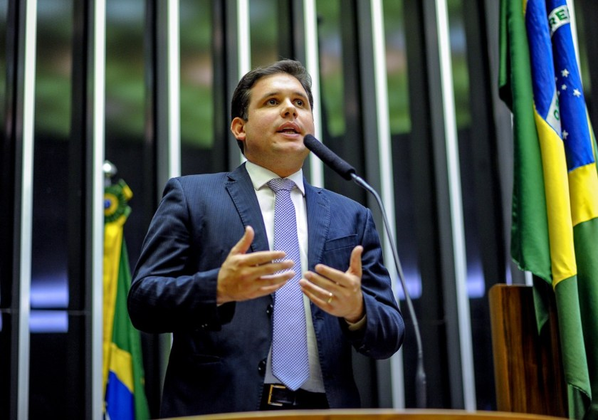 fellipebambam's tweet photo. Por que o Hugo Motta, Deputado federal pela Paraíba e Líder do Republicanos , partido da Damares e do Tarcisio votou pela Retirada de pauta do PL da Censura? Vcs, eleitores conservadores e da Direita paraibanos pressionem esse Cabra Venal, Oportunista e questionem o motivo ($$$$$$$$)