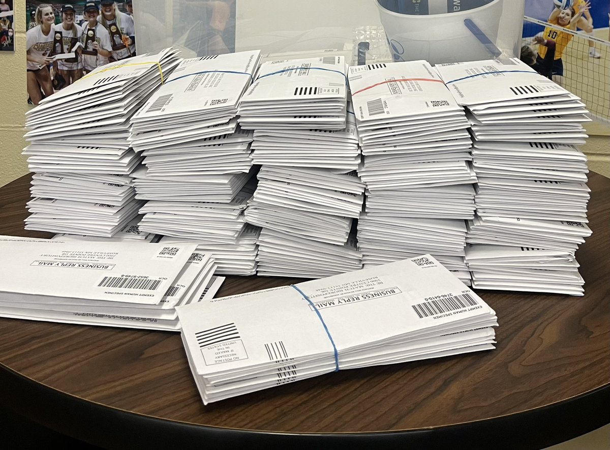 UWECVolleyball's tweet photo. Huge thanks to @UWECFootball and @CoachE_Blugolds for helping to recruit over 250 potential matches for Ari and others! Thank you to all those who swabbed during our registration drive. YOU MAKE A DIFFERENCE!!! 💙💛 #blugoldswintogether https://t.co/IWlqDIe3VV