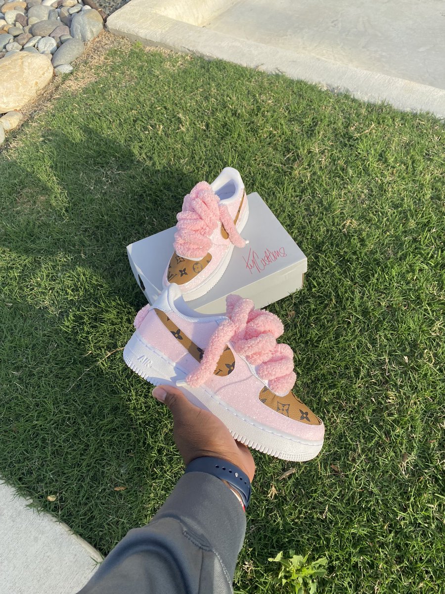 DatsKyyy's tweet photo. PINK❕💗💗💗 #kycust0ms #exploremore #viral #customshoes #datsky #him #pink #customforces https://t.co/cLVvqdc1Jy