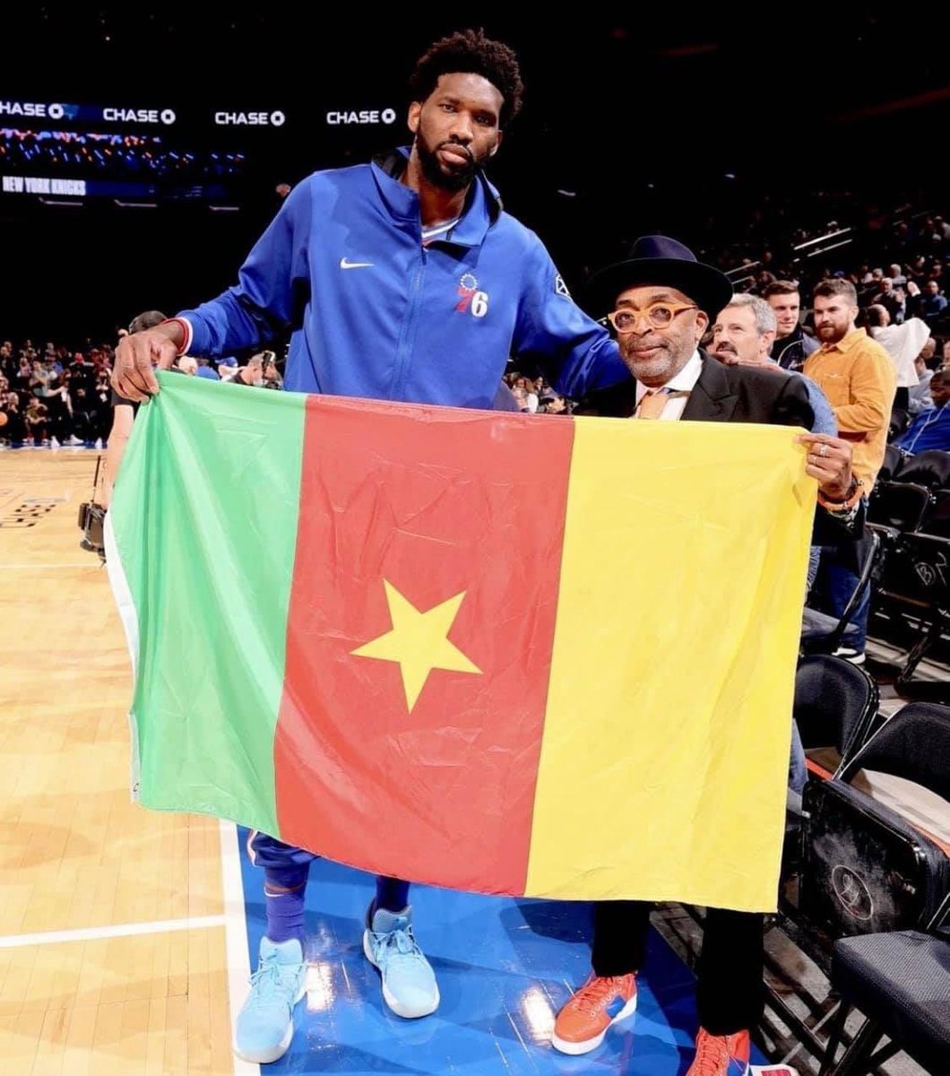 Le Français JOEL EMBID , MVP NBA 2023.

Le tout premier MVP français de l’histoire de la NBA.

Bravo au native de Boulogne Billancourt 🔥🔥🔥

E Macron  doit le recevoir à L’Elysée 🙏🏽🙏🏽