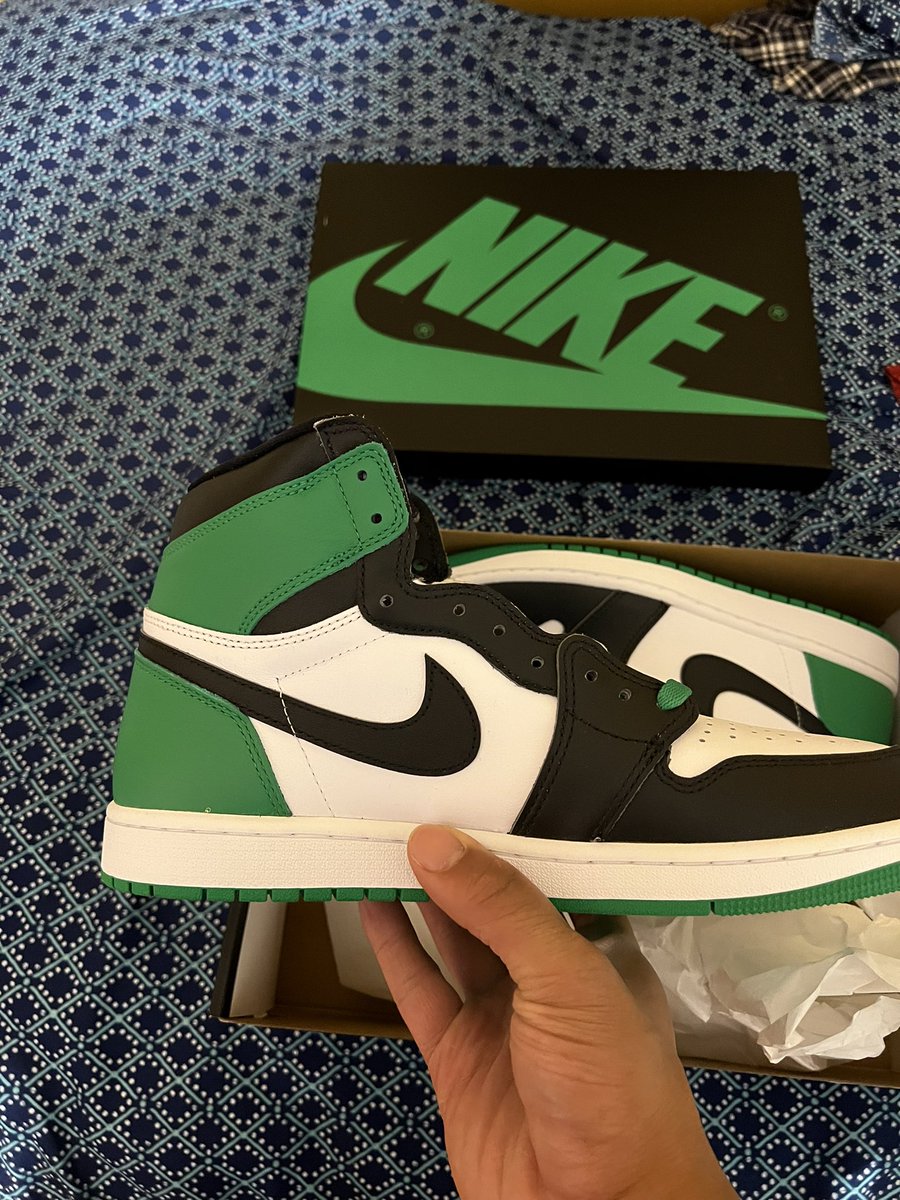 dbofficial's tweet photo. I’m shocked these were still in stock. I was kind of expecting these to sell out. 🥶 #retro1s https://t.co/X5WrV0sEdV