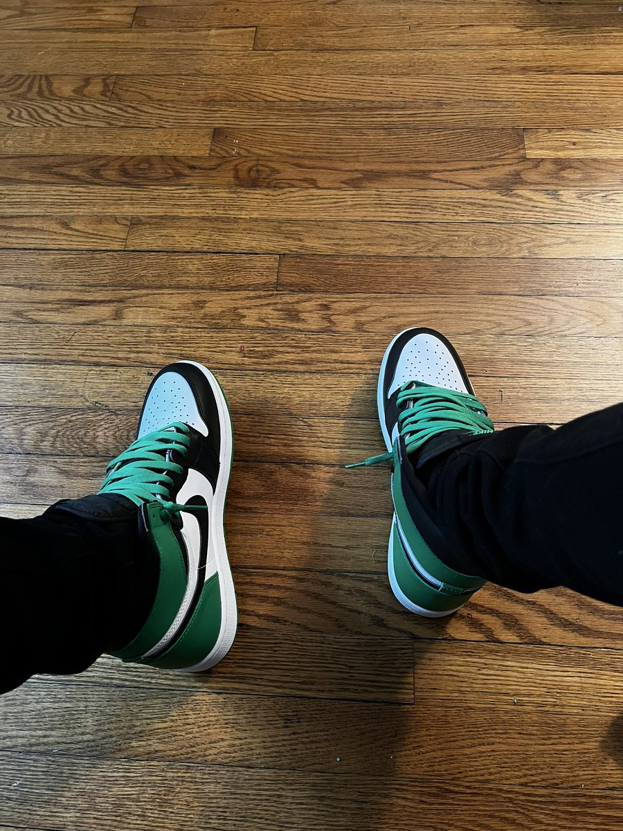 dbofficial's tweet photo. I’m shocked these were still in stock. I was kind of expecting these to sell out. 🥶 #retro1s https://t.co/X5WrV0sEdV