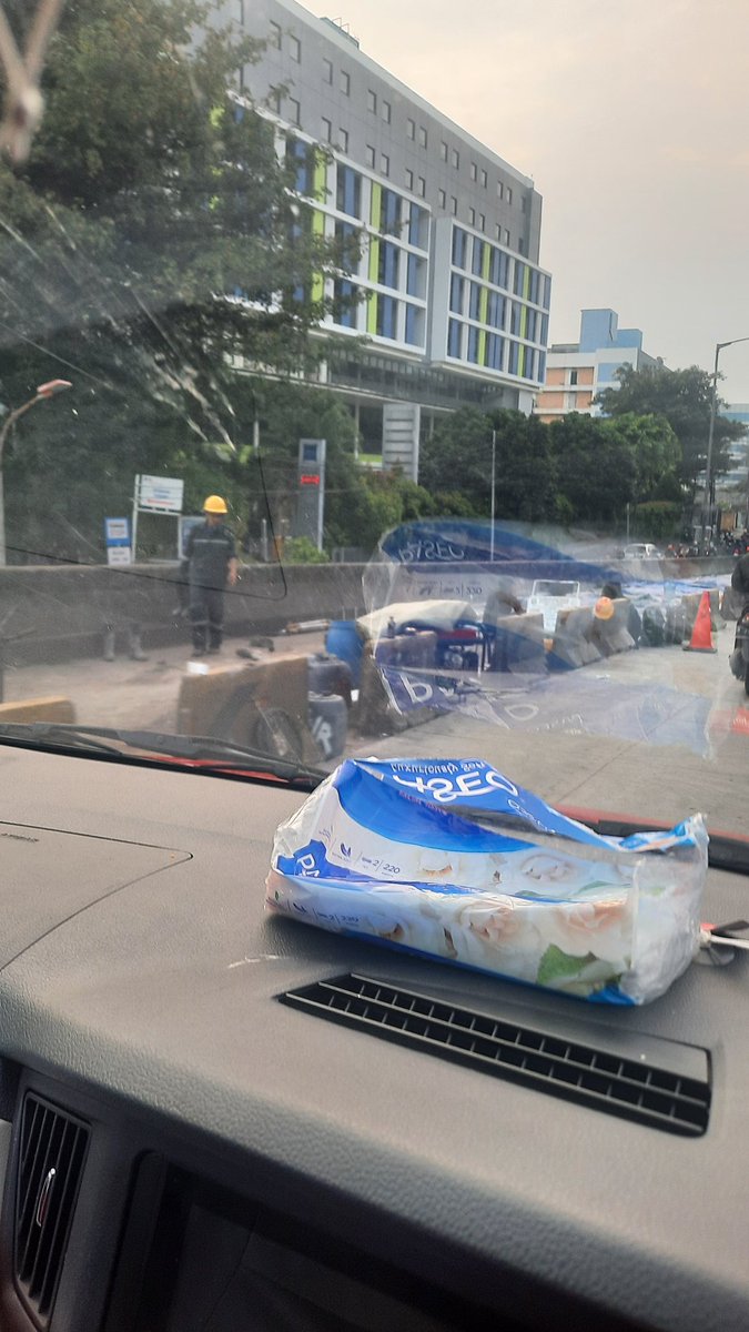 Hindari naik flyover pesing arah grogol. Ada perbaikan jalan diujung flyover. Terima Kasih Sdh ada petugas yg berjaga <a href="/RadioElshinta/">Radio Elshinta</a> <a href="/TMCPoldaMetro/">TMC Polda Metro Jaya</a>