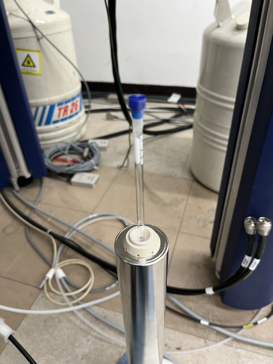 ChemNMRKAIST's tweet photo. [2023.05.03 09:10/AVHD400] sample is taken out without breakage. https://t.co/4bCijjbPWd