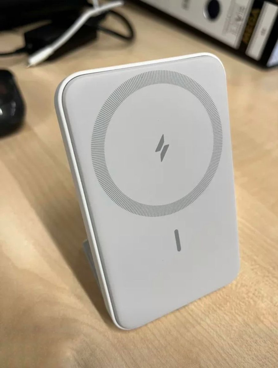 theiceraf's tweet photo. Korang yang mana nak charge phone wirelessly, pakai la anker ni sangat practical and trouble-free. Yang penting, magnet dia lekat kuat dkt phone and no more serabut bawak cable ke sini sana dah lepasni 😫😭 https://t.co/nF187lEo9r