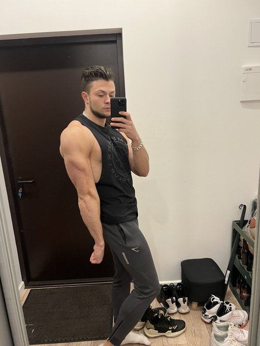 whats up https://t.co/GeBlweKe3l