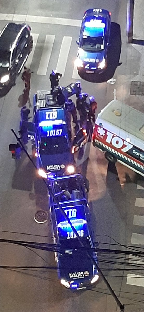 JUANMANUEL68_'s tweet photo. Comisaría 2da. Rosario! Bomberos, ambulancia,  policía de apoyo..por disturbios internos! BASTA!¡ Cuándo podremos vivir EN PAZ los vecinos! @Cadena3_Rosario @MinSegSF @pablojavkin @ConcejoMRosario https://t.co/zoCAz3Xr9C