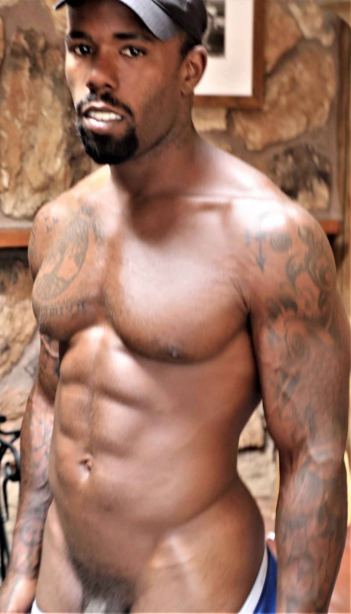 My Photographer jus be catchin me... @TheBestFlex @VT_Chase @GayMuscleJocks @gaymusclehunks @gaymuscle @worship_muscle @muscleworship @muscleworshipr @ElWorshiper #muscleworship #muscles #hotmuscles #bigblackcock #hotblack https://t.co/jHdICyUjyK