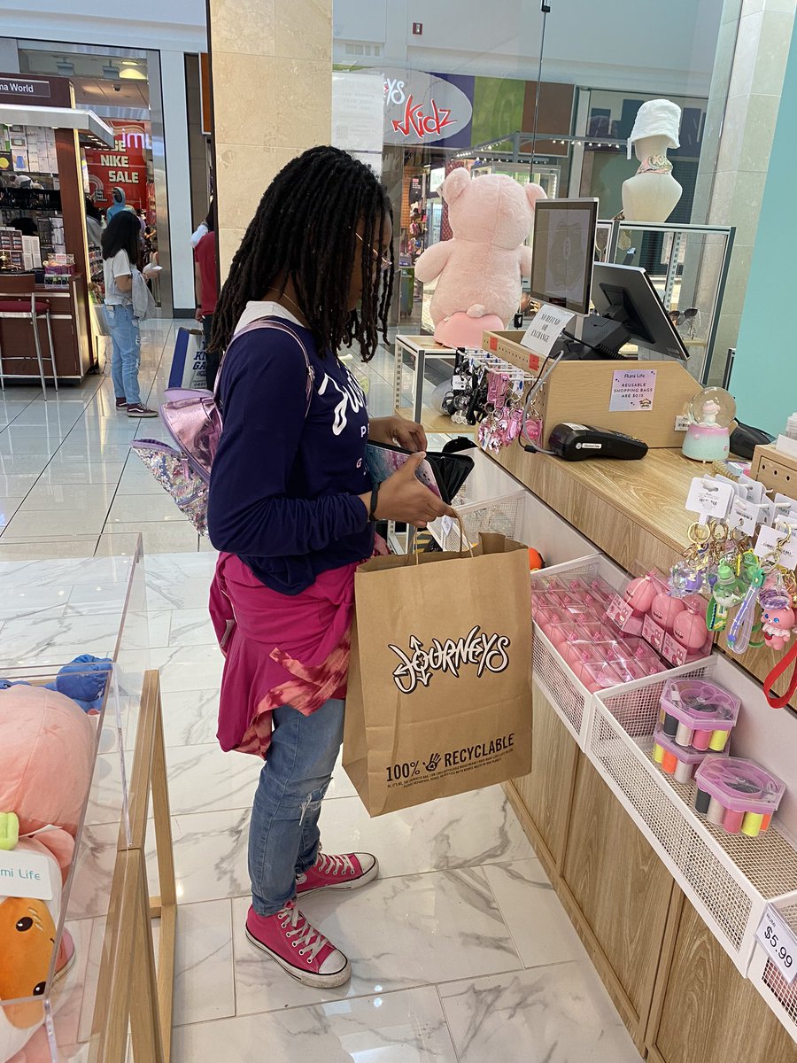 JUSMITHOUGHTS1's tweet photo. This little white boy at my daughter school going to tell her, her hair would be longer if she didn’t have Locs🤬🤬
little gremlin you don’t know shit about black people hair…..
I told my daughter “how he know?he a black hair professional, he need to STFU
b4 I knew it 🤦🏾♂️😂 https://t.co/3XPWurMP2e