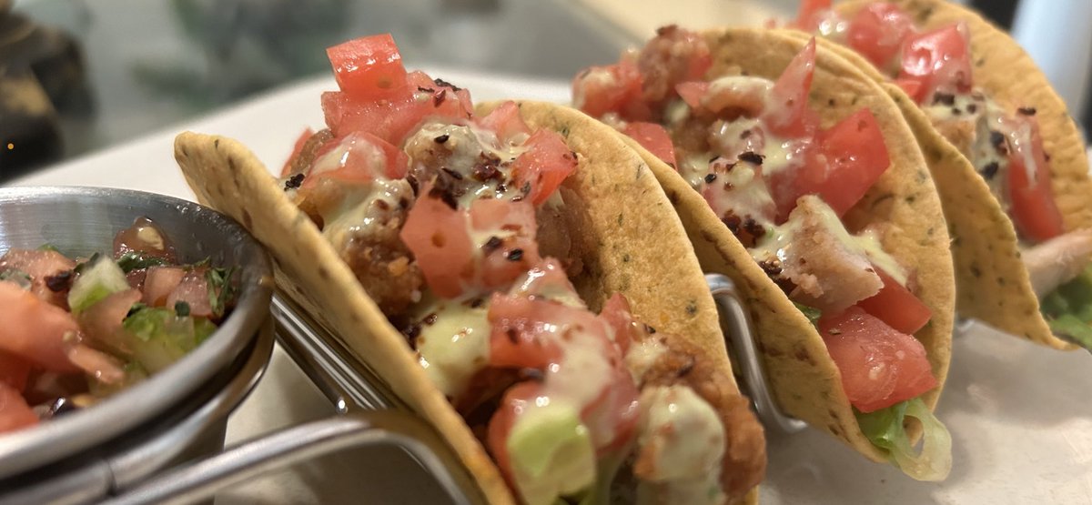 theefoodpimp's tweet photo. Chicken tacos with romaine, tomatoes, avocado cream, ancho pepper flakes &amp; pico de gallo #TacoTuesday #streettacos #delicious #imadethese #thingsIeat #tacos https://t.co/9B2i4qYivU