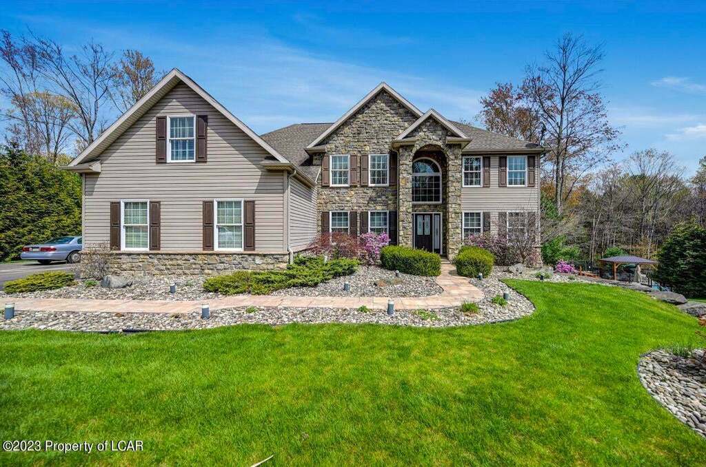 ClassicProp's tweet photo. Welcome to this pristine 2-story home in Saddle Ridge!

🏠 116 Saddle Ridge Dr. Dallas, PA 18612
💰 $639,000
Built in 2011, this open layout home offers 4-5 bedrooms, 3 baths, and plenty of upgrades including bamboo flooring. The 2-story great room and… https://t.co/1vZBXNCcd6 https://t.co/3eCtxKw6Sq
