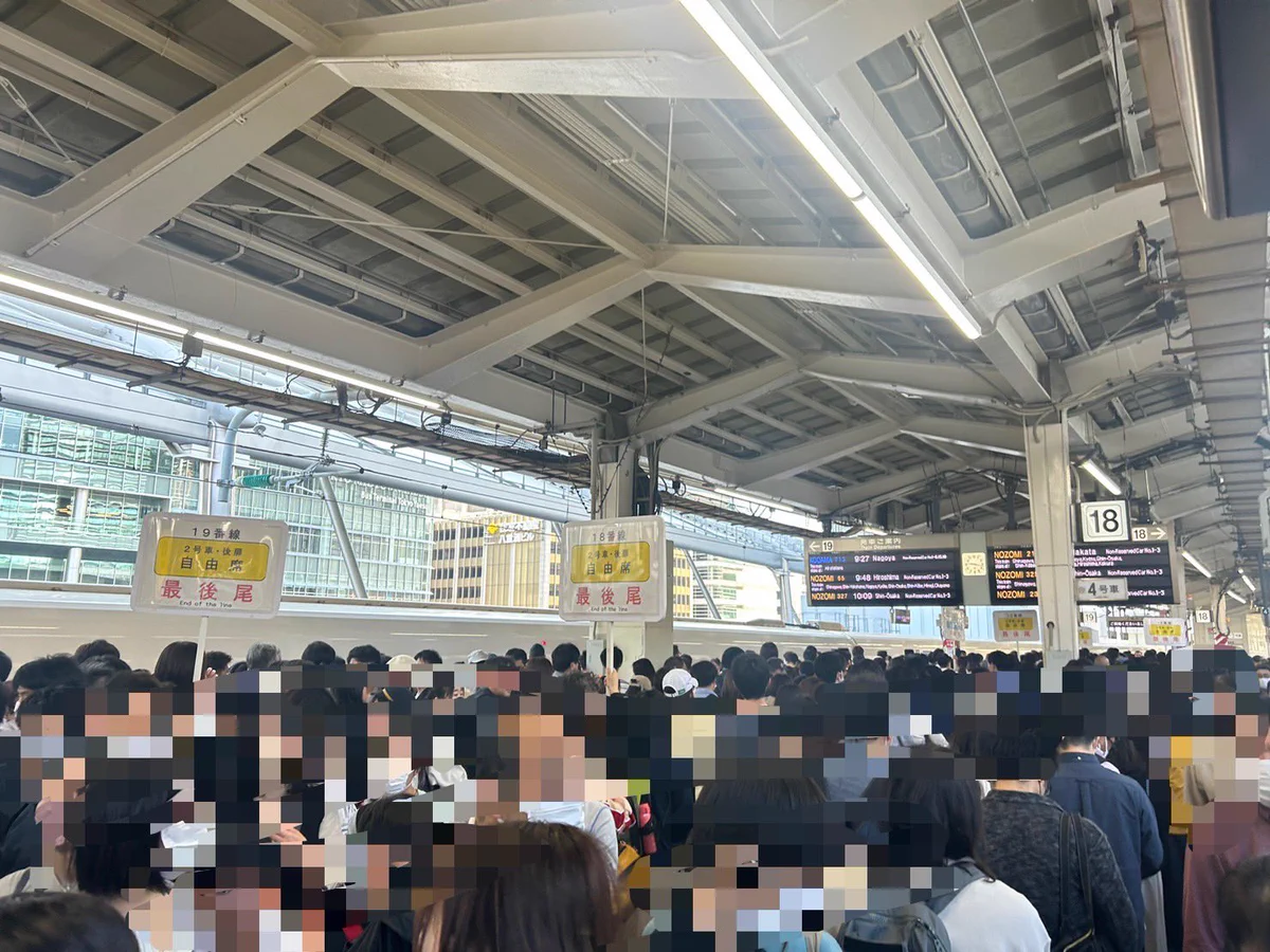 GWの東京駅。新幹線の自由席ホーム、改札口、切符売り場どれも大行列！