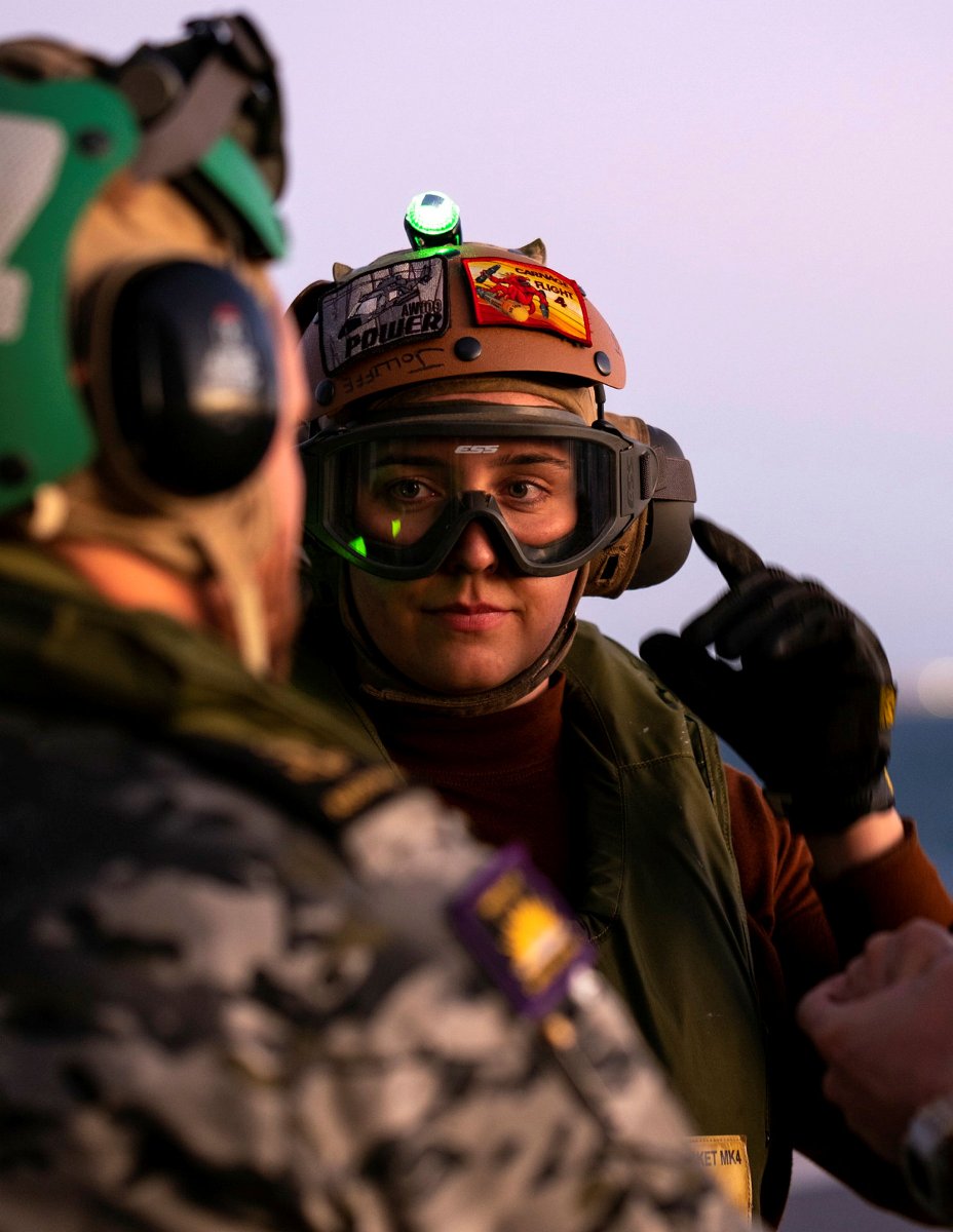 Australian_Navy's tweet photo. #HMASAnzac and #HMASPerth recently rendezvoused in seas North of Australia โ
The ships conducted 'Officer of the Watch Manoeuvres', exercising both crewsโ seamanship and navigation skills as Anzacโs embarked MH-60R helicopter Carnage flew overhead.
#AusNavy #StrongerTogether https://t.co/SS3RDreGBC