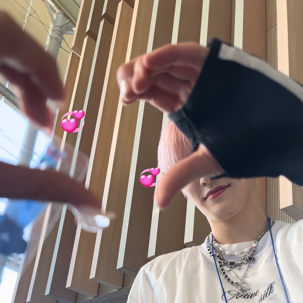 손가락 사이에 포카 끼고 하는 하트는 처음이넹😅💦