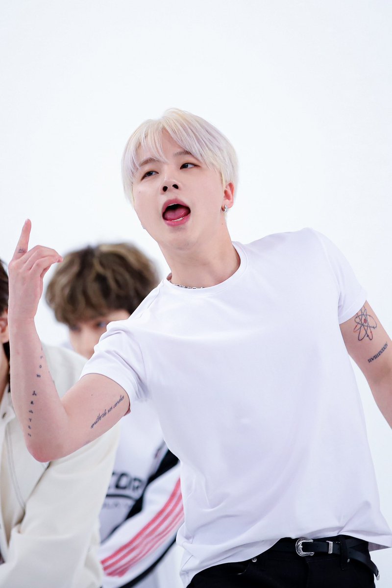 gnanique__'s tweet photo. OH MY GOD KIM JINHWAN IN FUCKING WHITE SHOWING HIS TATTOOS 😭😭😭 https://t.co/SD8ZPTHRnY