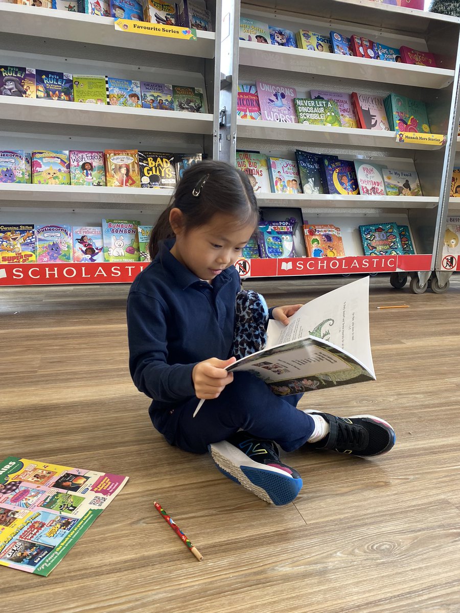 This tiny reader in @MrsBrowne12’s class took a break from browsing our @scholasticCDA fair @StGregoryHCDSB to read a book during her class visit today. #Read @HCDSB #SchoolLibraryJoy @oslacouncil