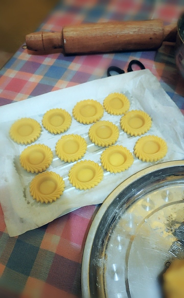 CandyqueenMaria's tweet photo. Hasil baked semalam ๐๐
Mini pie strawberry jam, tart Homade by me seneng bgt akhirnya oven nya baru sampe langsung di pke buat baked ahaha ๐คฃ
#baked #cookies #homade #strawberry #jam #taste #simplecook #homade #yummy #minipie #jam #indonesiancookies #foodie #pastry #delicious https://t.co/q8eimStQSP