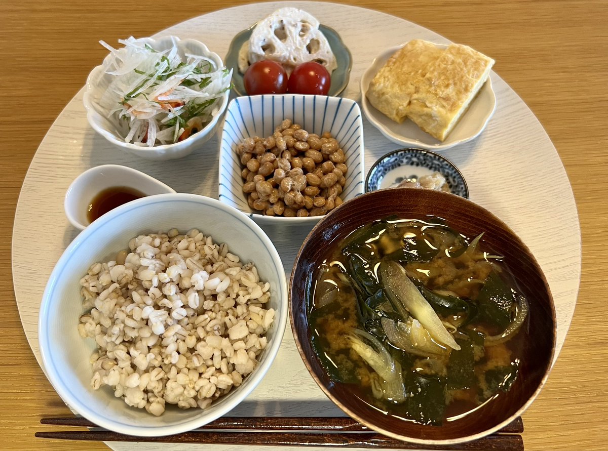 今日の朝ご飯。 麦ミックス。 5種類の麦入り。 わかめとミョウガの味噌汁。 納豆。 玉子焼き。 大根と桜えびのサラダ。 レンコンのマスタードマヨ和え。 ミニトマト。おうちごはん朝食 朝ごはん 自炊 腸活 もち麦 料理記録 Twitter料理部 Japane