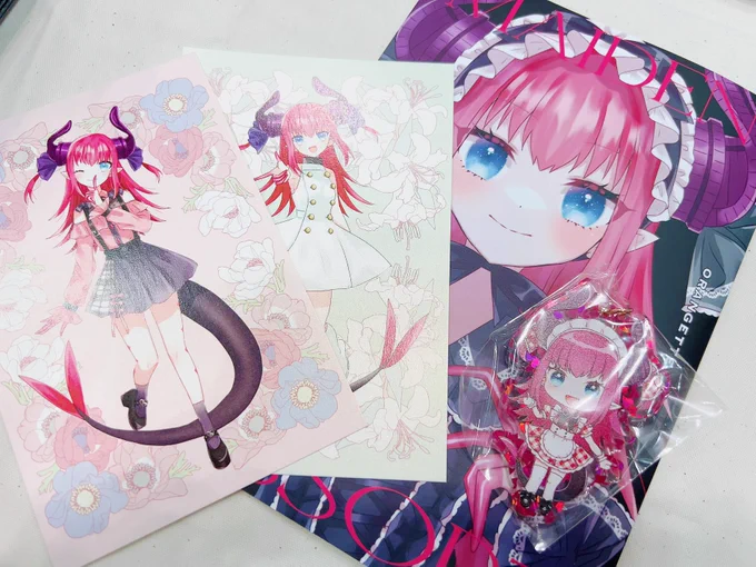 新刊とアクキーとポスカの現物写真です〜!!