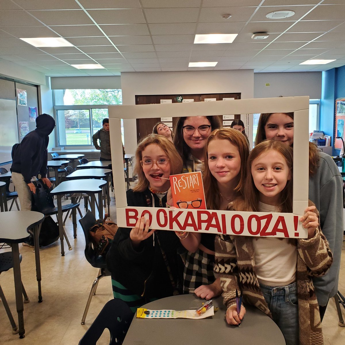 spkowalski's tweet photo. @gordonkorman ...I asked a cple kids for trivia questions for our #bookapalooza with Restart...one said "name author who has more books that start with UN than any other" #mademegiggle #esmpgproud https://t.co/sjhGzonOqI