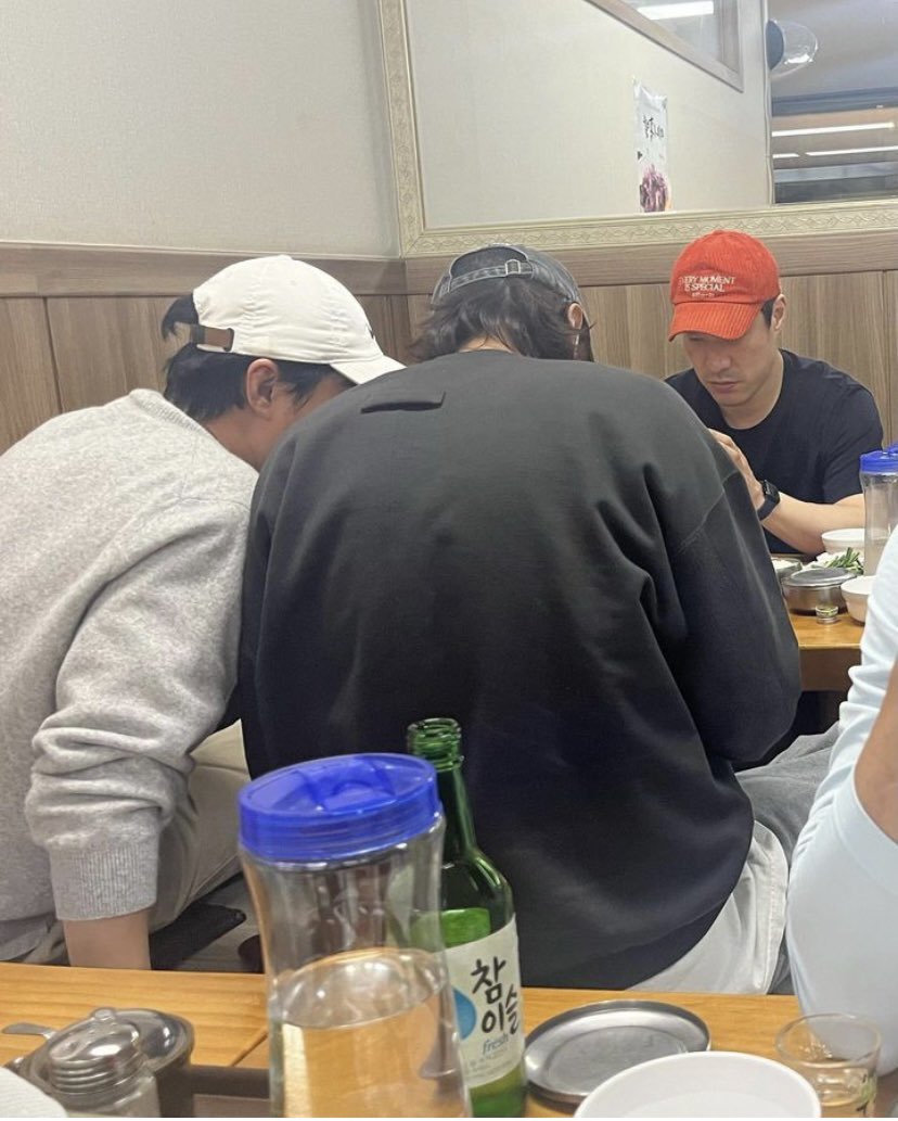 [05.02.2023]
Jo insung was spotted eating with Lee Kwangsoo and Bae Seungwoo at a gukbap restaurant in Daejeon recently

#JoInsung #ZoInsung #조인성 #LeeKwangSoo