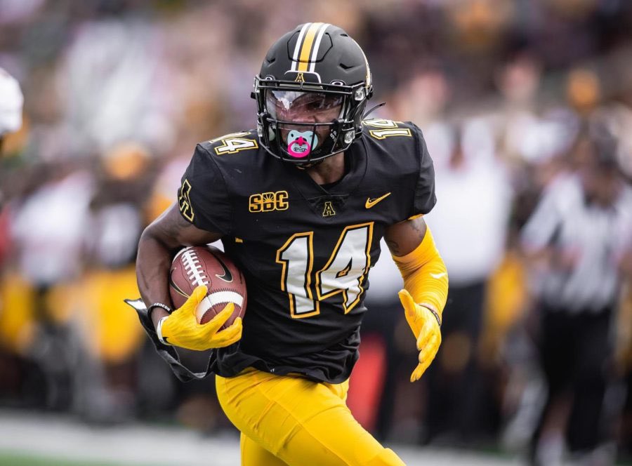 omaripowosmith's tweet photo. #AG2G Blessed to receive my first Offer From Appalachian State University⚫️🟡!
@CoachRodWest @Qb_Architect 
@ChadSimmons_ @SWiltfong247
@adamgorney @GasCrew7v7 @ChicoCleveland 
@AL5AFootball https://t.co/2tFIcmV5AE