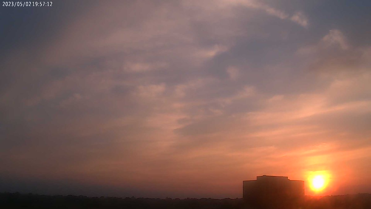 UTDallasWeather's tweet photo. University of Texas at Dallas at sunset and it's 75.5 F. #dfwwx #CometReady https://t.co/rqBuetqOuU