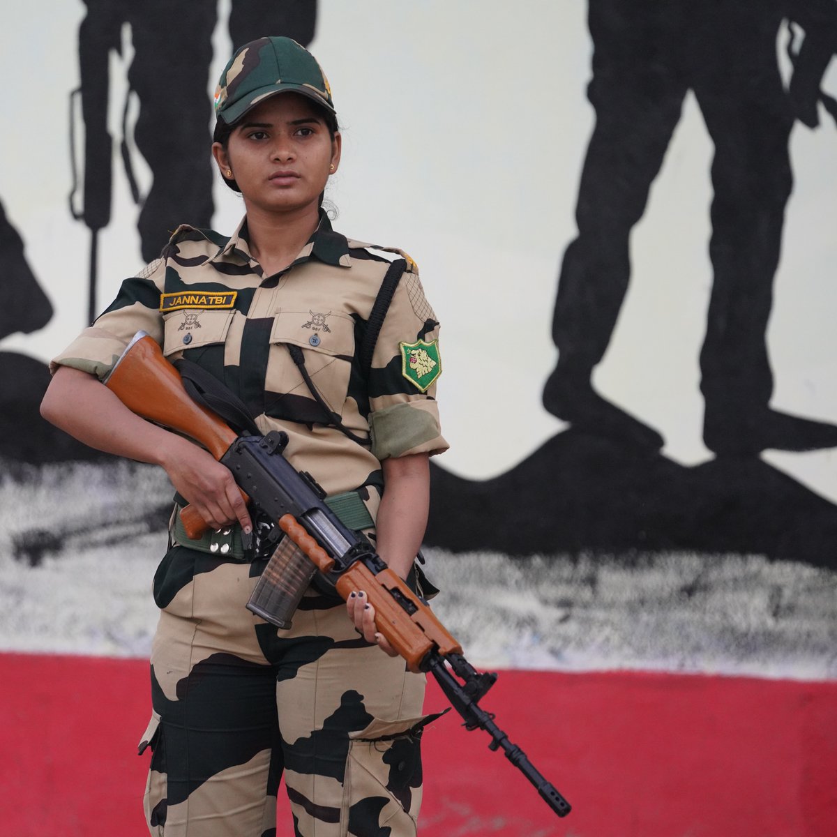 BSF_India's tweet photo. #PicOfTheDay           

"Courage starts with showing up and letting
ourselves be seen."

सीमा सुरक्षा बल - सर्वदा सतर्क            

#JaiHind 
#NationFirst 
#FirstLineOfDefence https://t.co/Qgjb1omCoG
