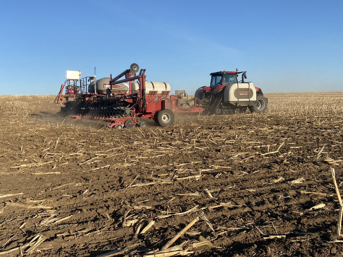 CoachDNett's tweet image. Great time of year to catch some @demcoag products rolling in the field!!! This one from just outside of Rock Valley, IA and a customer of Town & Country Implement. 👏🏻
