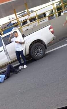 Conductor de Camioneta, se llevó por delante de manera accidental, a Agente de Tránsito en la Glorieta Corales de Pereira.

El Agente de Tránsito, registra fractura en los dedos de los pies, por lo que fue trasladado a un centro asistencial.
