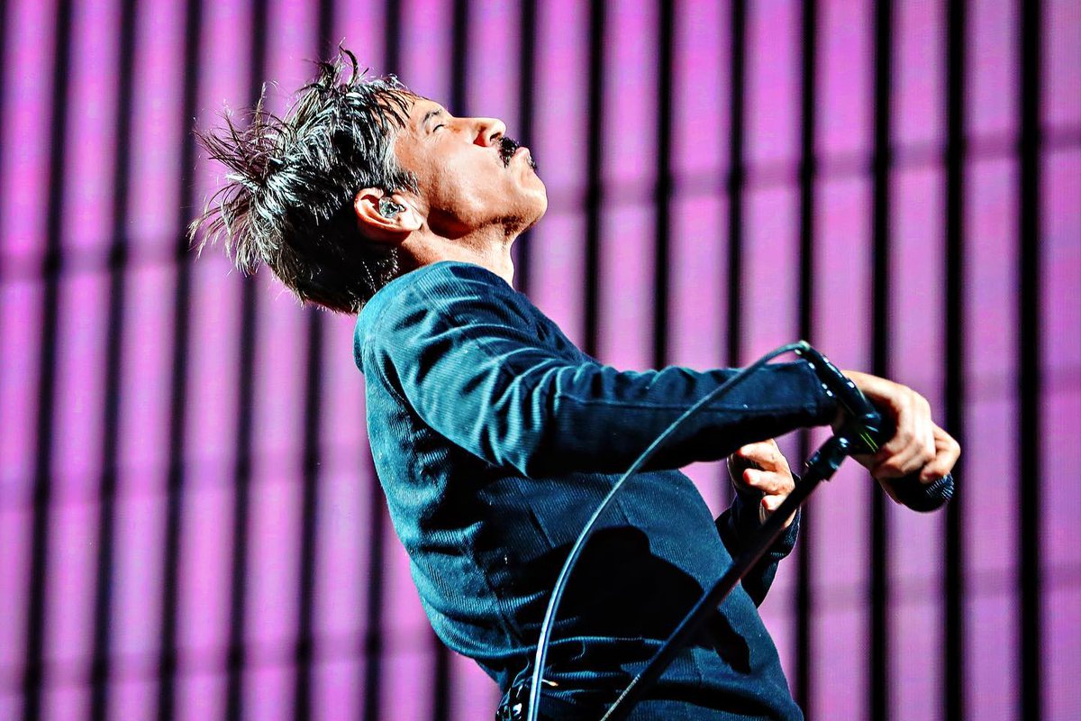 " Llorar es algo bueno, llorar alivia el estrés y la tensión. No es un insulto, no es un signo de debilidad. Es una señal de ser un ser humano y es bueno para tu cerebro. "

Anthony Kiedis