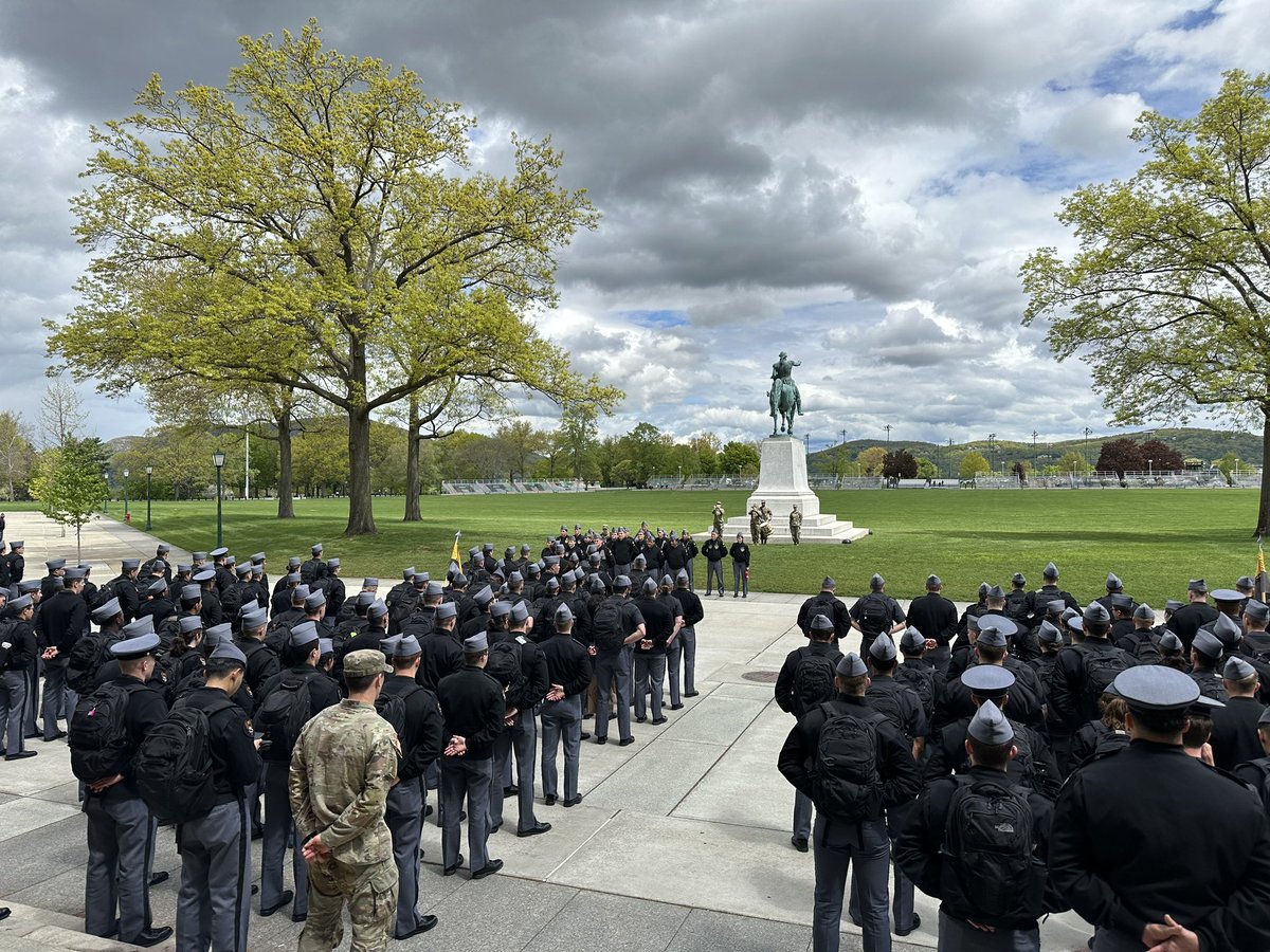 PhilBeckner's tweet image. One of my TOP basketball experiences EVER - 
spending the last 2 days at West Point with @ArmyWP_MBB &amp;amp; @KevinKuwik 

Words can’t even describe what it was like to be around these guys!

Their level of COMMITMENT &amp;amp; DISCIPLINE is off the charts. #BMF 

Humbled. Honored. Grateful.