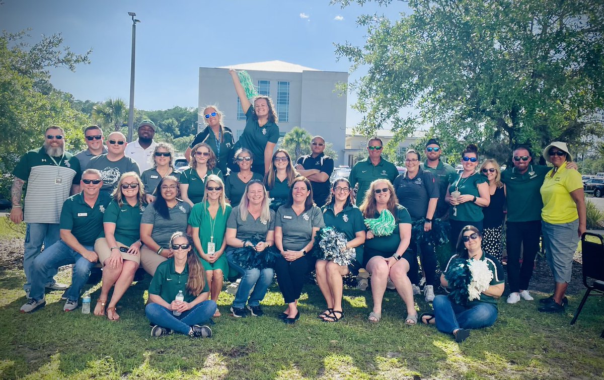 DOGS Rollin Deep for the <a href="/FlaglerEdFound/">@FlaglerEdFound</a> Senior Scholarship Drive &amp; Surprise 🎓

Love this TEAM💚  #SettingTheStandard

<a href="/FPCHS/">Flagler Palm Coast High School</a>   <a href="/FlaglerSchools/">FlaglerSchools</a>