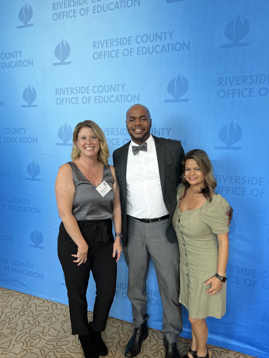 Woo-Whoo🥳 We congratulate and celebrate ⁦<a href="/iamqwillis/">Mr. Q</a>⁩ ⁦<a href="/VV_AFAMSUCCESS/">VVUSD African American Success Initiatives</a>⁩ for being recognized as ⁦@ValVerdeUSD⁩ Employee of the Year🎊🎉 standing between two amazing educators of the year, Kellie Stowe &amp; Johnnie Thomas ✨
