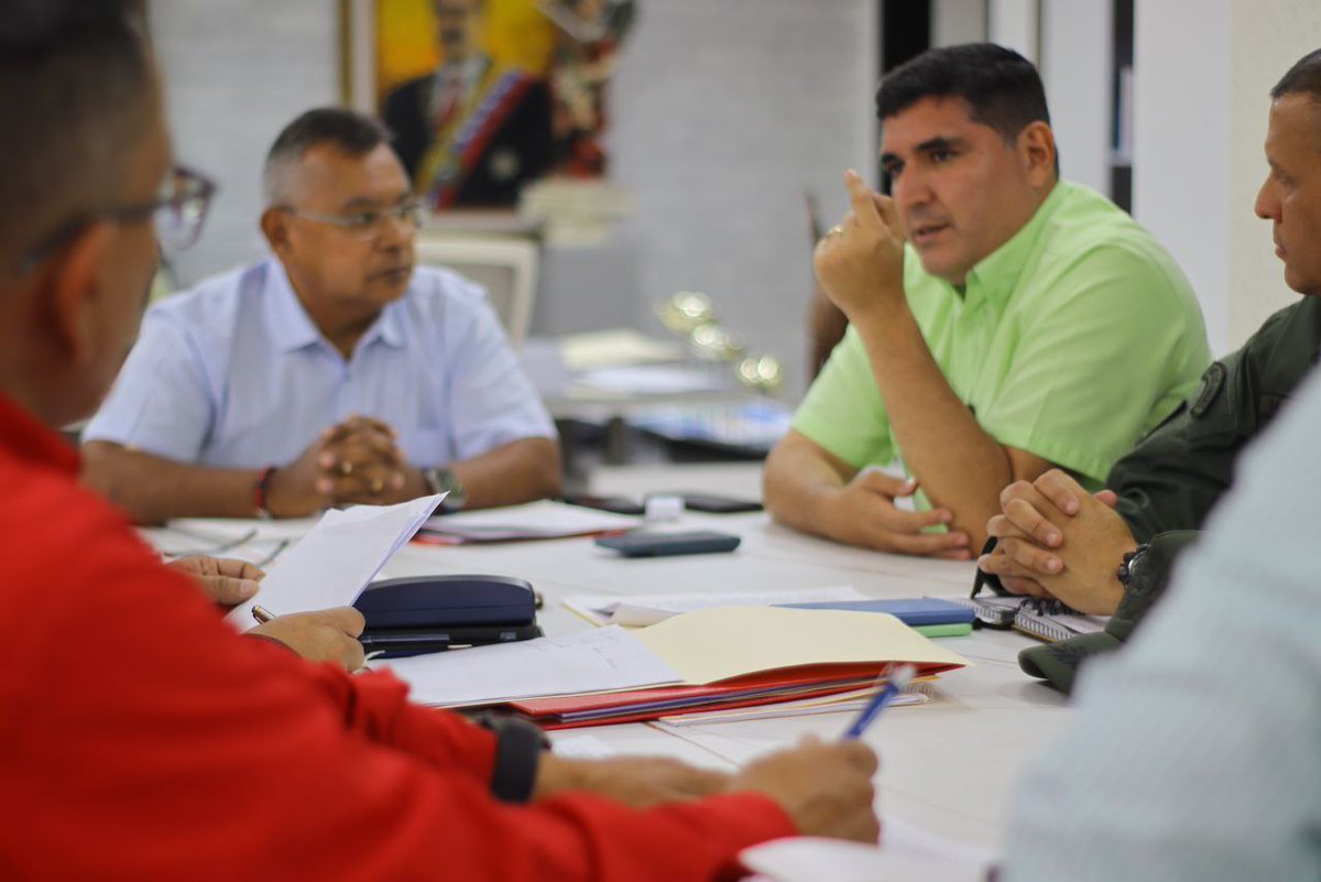 JEHYSONGUZMAN's tweet photo. Saludos pueblo mío, sigo en la ciudad capital apostando a soluciones tempranas y efectivas para nuestra Mérida.

Hoy dando cumplimiento a las instituciones del presidente @NicolasMaduro, los gobernadores de Los Andes venezolanos, @FreddyBernal por el estado Táchira, @Gerardo4fPsuv por Trujillo y este servidor por Mérida, nos hemos reunido con el Vicepresidente Sectorial de Obras Públicas y Servicios @NestorLReverol, con el fin de evaluar el Plan Maestro de Atención ante las situaciones sobrevenidas por efecto del periodo inusual de lluvias.

A esta meda de trabajo extraordinaria se incorporaron los ministros de Obras Públicas, @GRaulparedes y de Transporte @rvaraguayan a fin de conformar la Fuerza de Tarea Andes 2023, dividida en dos áreas de alta importancia, la humanitaria para atender todo lo concerniente a gestión de riesgo y la de infraestructura para la evaluación del sistema vial.

Se ha creado la Fuera de Tarea por cada eje territorial en las entidades andinas, con el objetivo de trabajar en conjunto el gobierno nacional, regional, municipal y local a través de los consejos comunales, a los que se suma la Fuerza Armada Nacional Bolivariana y los organismos de seguridad del Estado.

También conformamos un Comité Técnico-Científico de Evaluación de la Crisis del Cambio Climático, lo que permitirá estudiar todos los proyectos vinculados a las cuencas y afluentes de las entidades andinas.

Vamos a una bonita jornada de prevención y atención a nuestro pueblo merideño #PorAMORaMÉRIDA 💚🤍💙