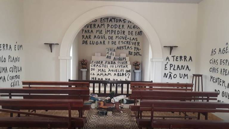 AleMarchi9's tweet photo. Brasília foi atacada por #gados #bolsonaristas em 8 janeiro de 2023.
Hoje, essa capela foi atacada por #terraplanistas em Araras-SP. Sim, isso não é piada. Foram terraplanistas.
Note os santos quebrados no chão e as mensagens pichadas nas paredes.
Sempre digo, volto a repetir:
Nunca subestime a estupidez do brasileiro.
