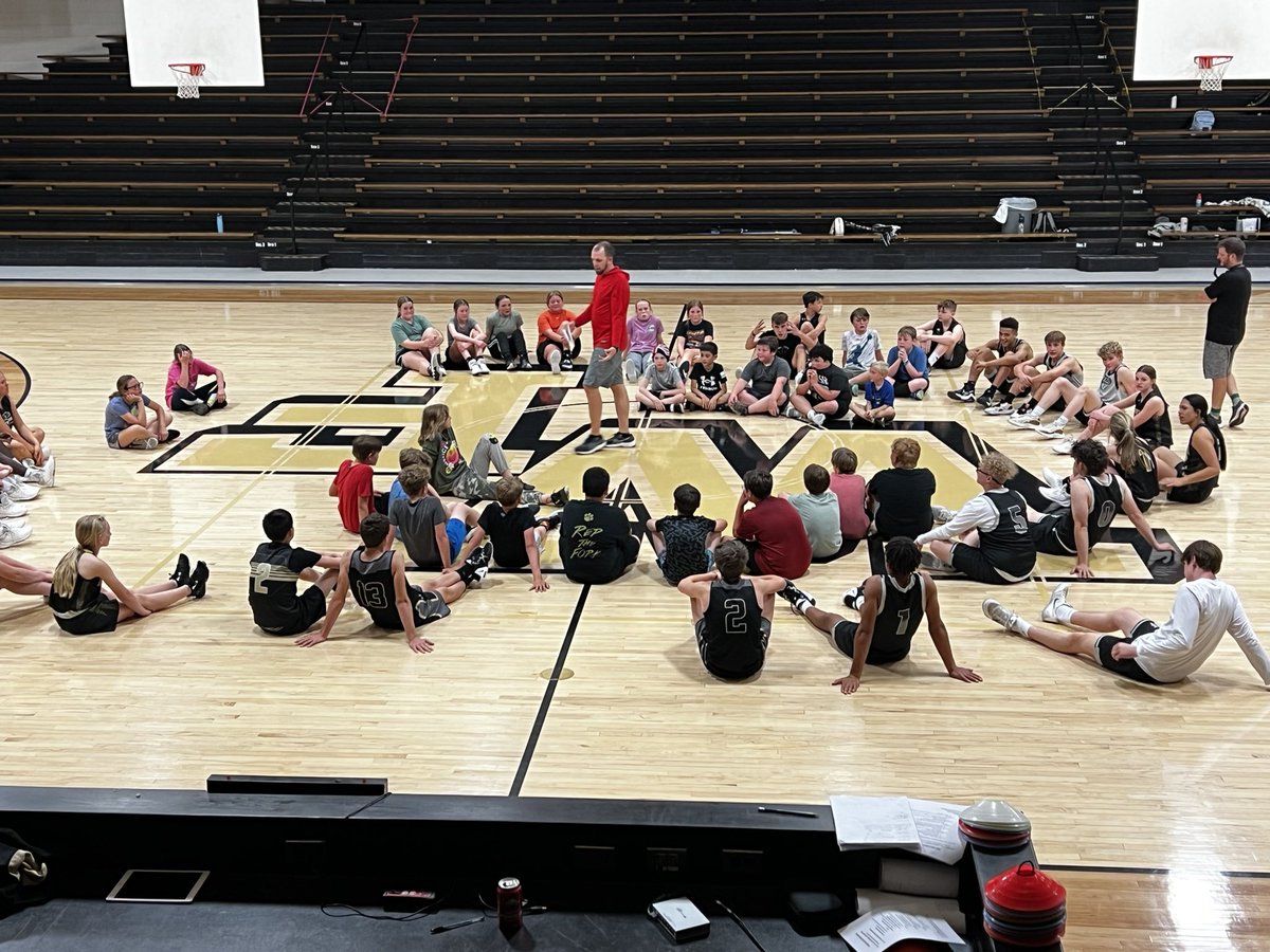 WFladyHoops's tweet photo. Day 2 of Little Tigers Basketball Camp! Named Camp hot shot winners and 1v1 winners! Great day to be a Tiger!! https://t.co/9EEtf09Gdf