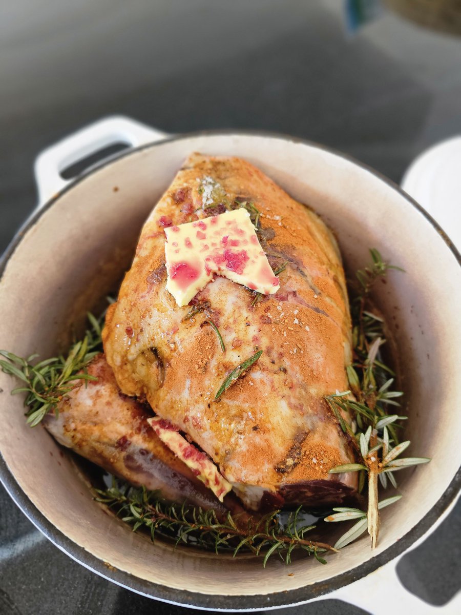 JarrydTB's tweet photo. We know there is 101 way to cook things. For me the humble roast lamb is no different and this is just 1 of many ways to cook a lamb leg, is it my favourite? No. Is it the best way to cook it? No. But putting this leg of lamb in a cast iron pot at 150⁰ to set &amp; forget is easy. https://t.co/RUS44wF610