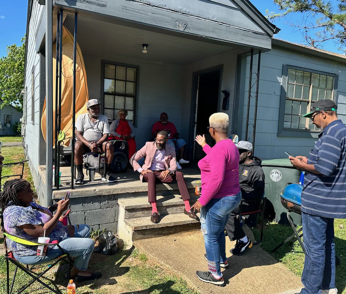 randallwoodfin's tweet photo. Rolled up on these good folks in West End to share this great weather, good stories and a beverage or two. #All99 https://t.co/obDsBdRIjK