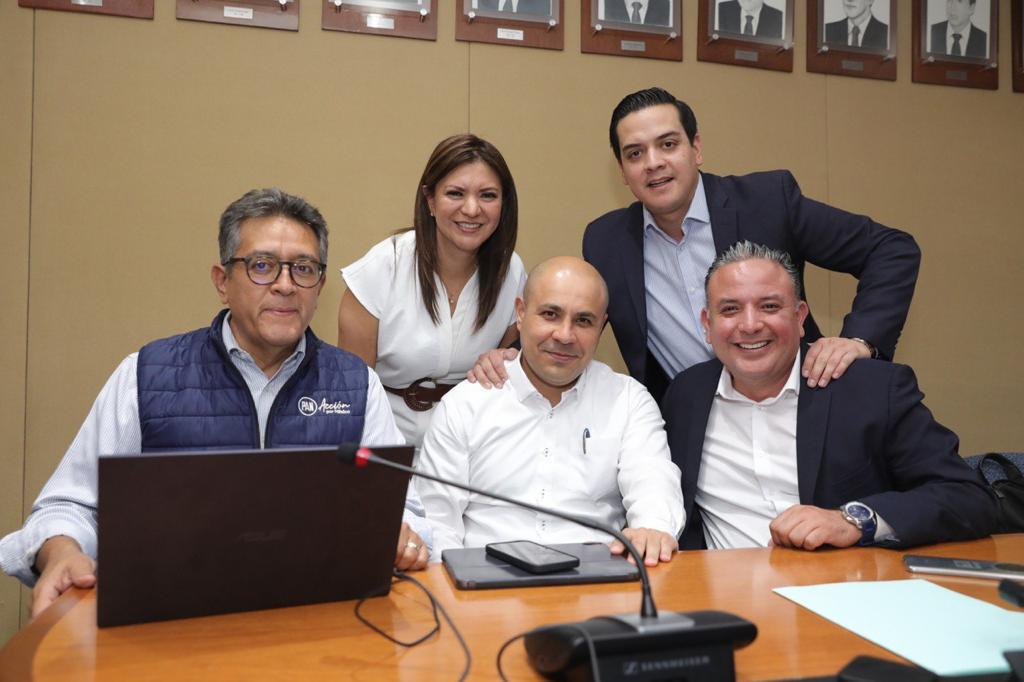 CQuintanaMtz's tweet photo. Después del puente, empezamos la semana en sesión de Comisión Permanente Nacional del PAN. Donde aprobamos la Comisión Nacional de Procesos Electorales  #CarlosQuintana #DiputadoFederalDistrito10 https://t.co/GUsGjT1iZe