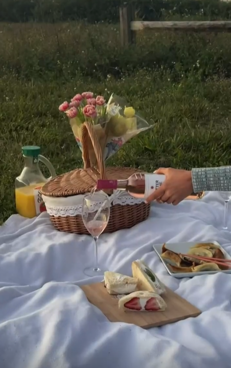 ErwinWardanny's tweet photo. Health is not just about what you're eating. It's also about what you're thinking and saying.
#PicnicInThePark 🍇 #FruitSandwichFun 🍓 #ParkBites 🍇 #FruitFeast 🌳 #SavorTheOutdoors 🥪 #HealthyPicnic💪 #AlFrescoEating 🌞 #FruityGoodness 😋 #ParkSnacking 👀 #SummerVibes 🌳 https://t.co/Ha7fI26872