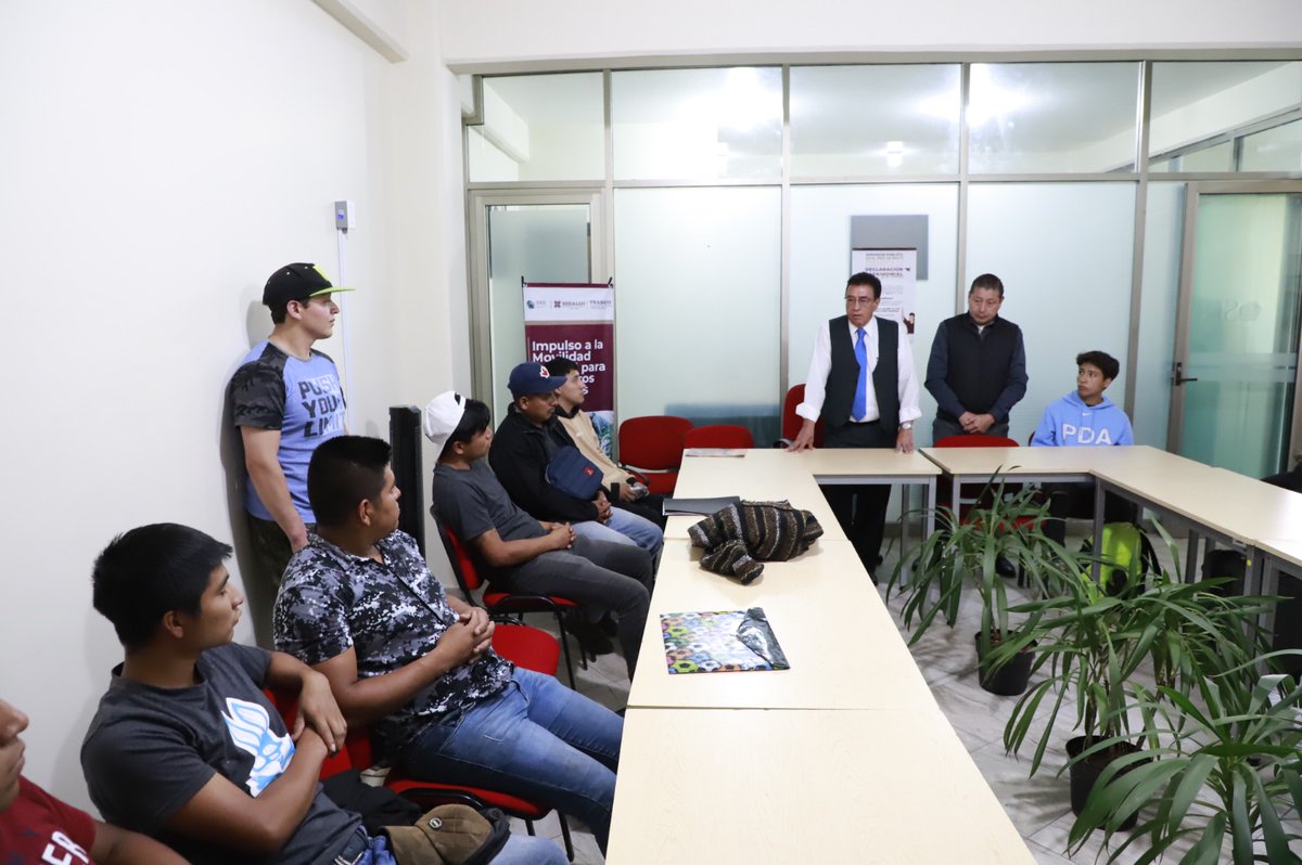 oscar_jgonher's tweet photo. Las y los trabajadores son el corazón de la transformación y en la @strabajohgo, a través del Mecanismo de #MovilidadLaboral que opera el Servicio Nacional de Empleo, un grupo de 19 trabajadores se colocaron en la empresa #Berrymex. https://t.co/oewxNP2jcL
