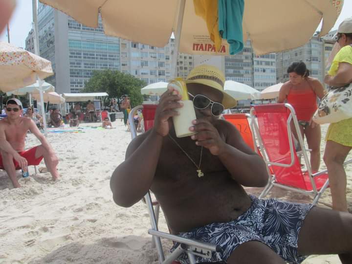 PeixotoRavel's tweet photo. TBT em 2014 ravel peixoto curtindo verão na praia de Copacabana bom demais https://t.co/PGGKA4kLe2
