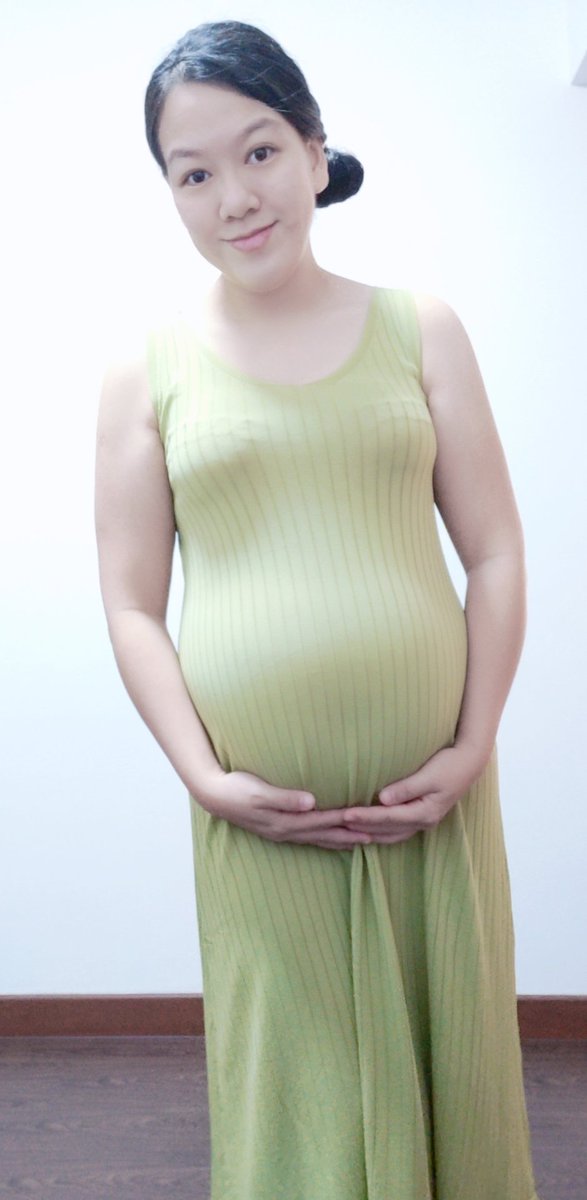 chua_zhuorui's tweet image. Contemplating if I should  take a selfie or not 🤔 ?  I always strike similar poses with the bump though 😏 Does the bigger bump get a prize lol?  I think I looked like granny with a hairbun here. 

#2ndtrimester 
#prettyornot 
#itriedtobehumble
#justforfun