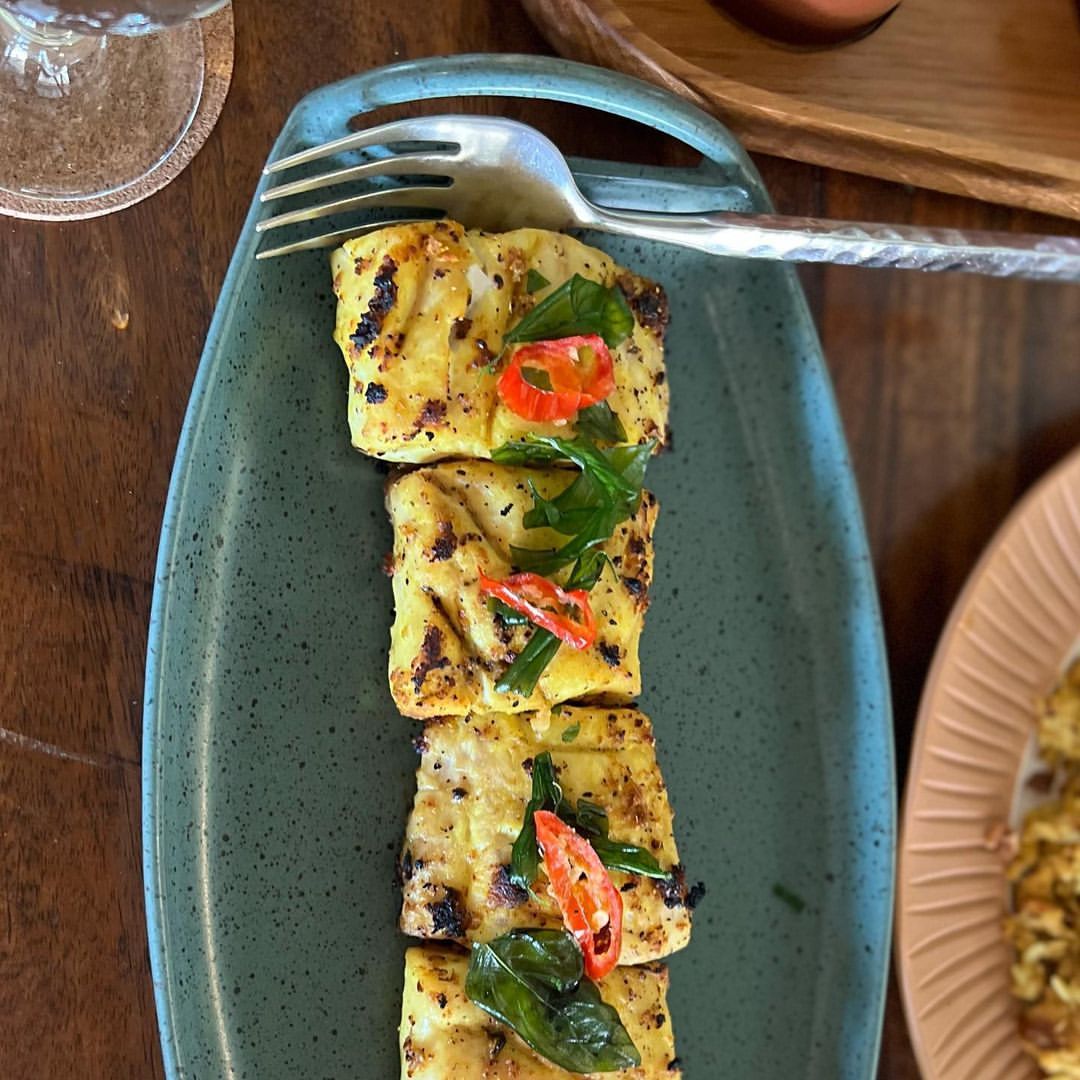 FSBali's tweet image. The aromas and flavours of Balinese food are even more tempting when you and your family have spent a morning with Chef Surya 📸: @ronnieandgeorgia #FamilyTime #ExperienceFS