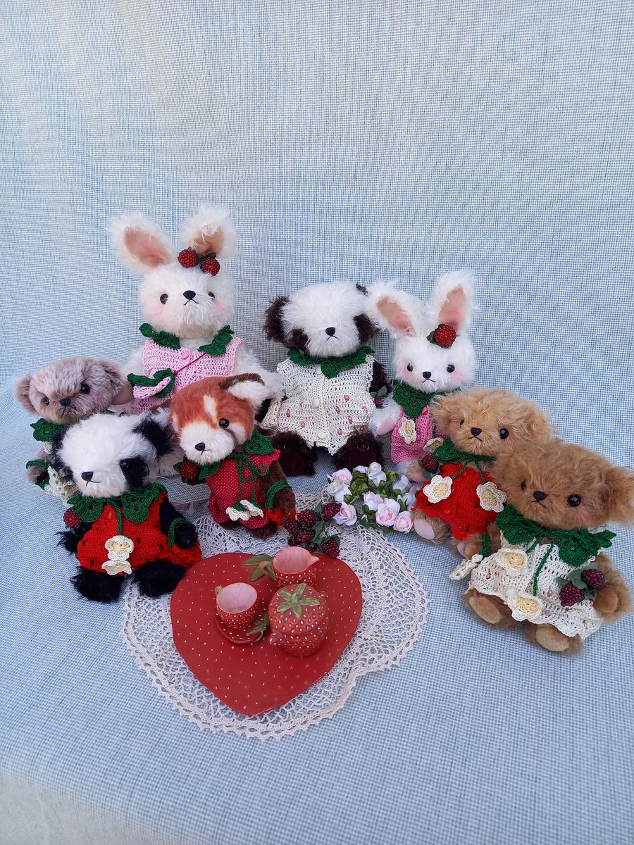 edoyakumaneko's tweet photo. はじまりました～🐼🧸🐰🍓

#ベアラボ作品展情報🎉

「magic paw(まじっくぽぅ)　作品展」
5月3日(水)～5月16日(火)
西武池袋本店　7階
手芸用品売場　サンイデー　BearLabo

いちごちゃんたちが里親さんに会える事を楽しみに待ってるわ🧸🐰🐼((o(^∇^)o))

#ベアラボ
#magicpaw
#いちごテディベア https://t.co/0JSkiCH60v