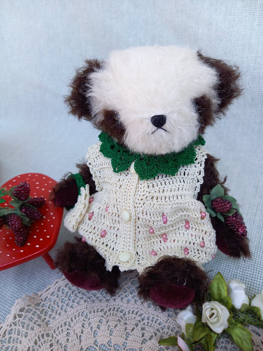 edoyakumaneko's tweet photo. はじまりました～🐼🧸🐰🍓

#ベアラボ作品展情報🎉

「magic paw(まじっくぽぅ)　作品展」
5月3日(水)～5月16日(火)
西武池袋本店　7階
手芸用品売場　サンイデー　BearLabo

いちごちゃんたちが里親さんに会える事を楽しみに待ってるわ🧸🐰🐼((o(^∇^)o))

#ベアラボ
#magicpaw
#いちごテディベア https://t.co/0JSkiCH60v