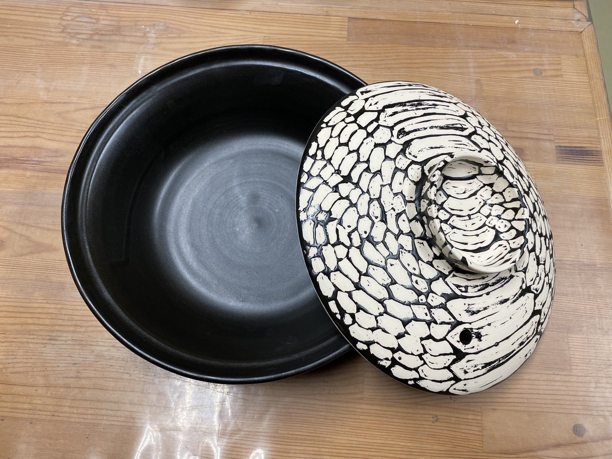 toukosan's tweet photo. 依頼品
ヘビ柄土鍋
焼き上がりましたー

お好きな柄で仕上げます！
ご依頼ご質問はDMからどうぞ！

The requested item: A snake-patterned earthen pot is ready!

I'll finish it with your favorite pattern! Requests and questions are received from DM!

#陶芸
#土鍋
#Ceramic 
#donabe https://t.co/9PEixhUQV1